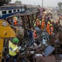 Mueren 115 personas al descarrilar un tren en la India