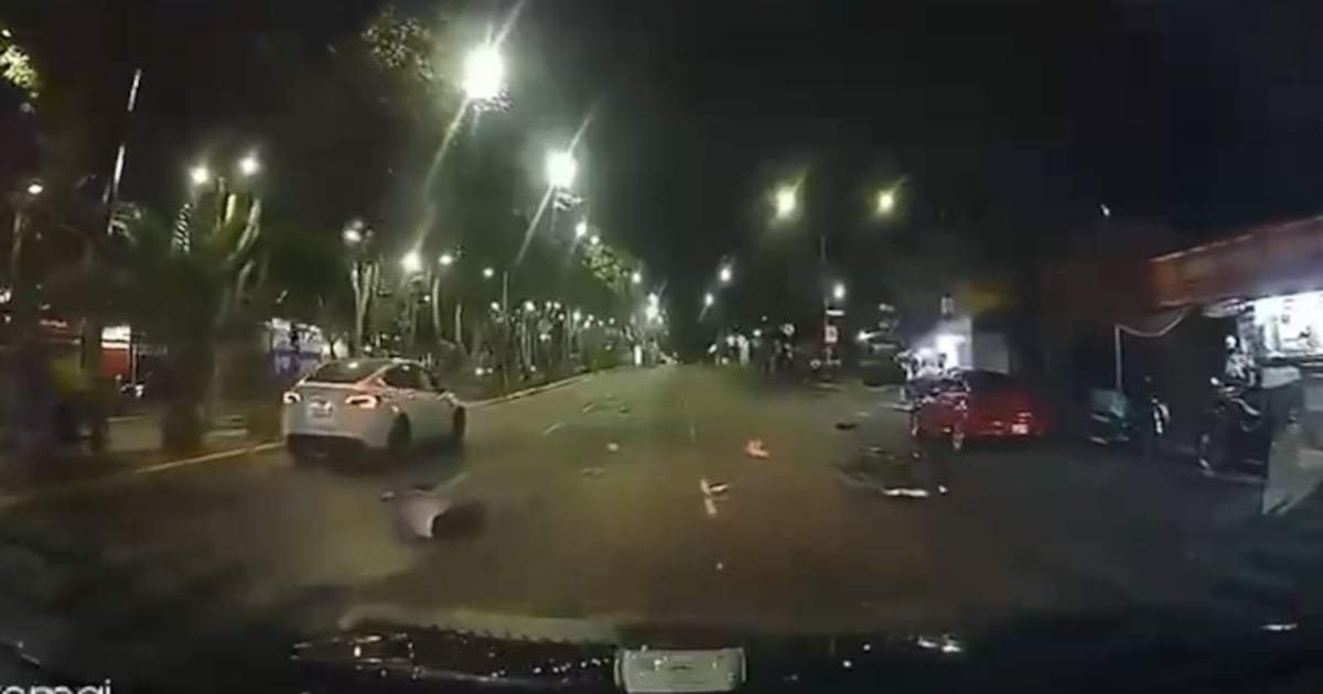 Motociclista muere al pasarse un semáforo en rojo y chocar contra Tesla en CDMX