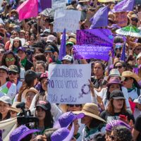 Las mujeres, golpeadas por la austeridad de la 4T