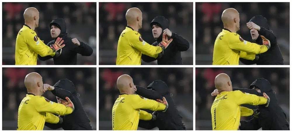 Un aficionado del PSV Eindhoven propina un puñetazo al arquero del Sevilla Marko Dmitrovic durante el partido de la Liga Europa, el jueves 23 de febrero de 2023, en Eindhoven, Países Bajos