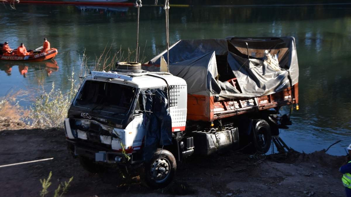 En mega operativo del Tercer Puente sacaron el camión del río. Fuente: (Javier Manzano)
