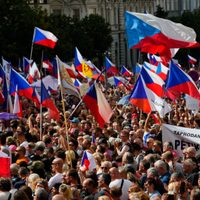 Miles de personas protestan en Praga contra las políticas antirrusas