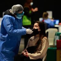 Coronavirus: bajaron los casos y aumentaron los fallecidos diarios