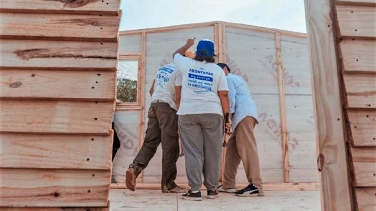 Construcción de viviendas de emergencia. Fuente: (Techo)