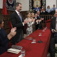 Entregan Premio Cervantes al escritor español Eduardo Mendoza