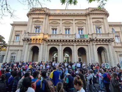 Tras varios días de protestas, el Gobierno aseguró que no cerrará el Hospital Bonaparte
