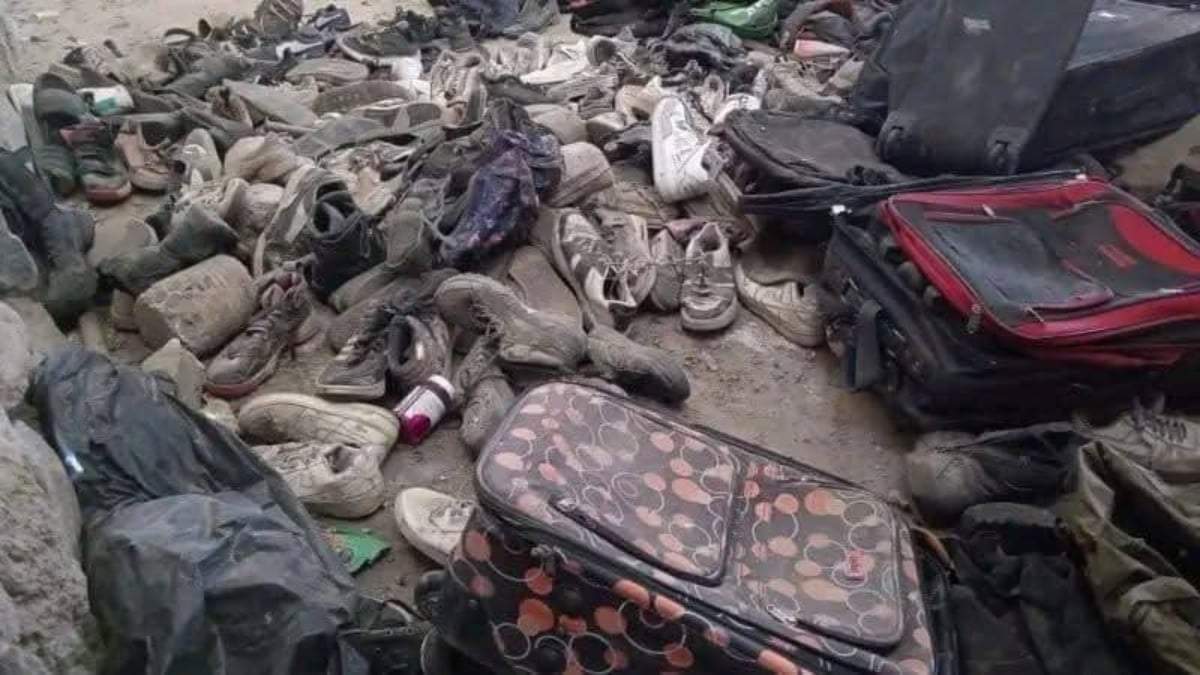 Zapatos y maletas halladas en el rancho