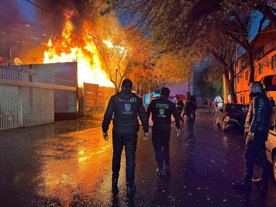 Gobierno de la CDMX revisa predio incendiado en Buenavista; Sheinbaum ofrece apoyos
