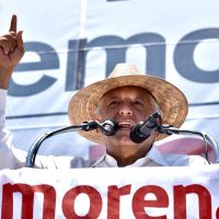 AMLO pide a líderes de Morena 'no subirse al tabique” y cumplir compromisos en los estados