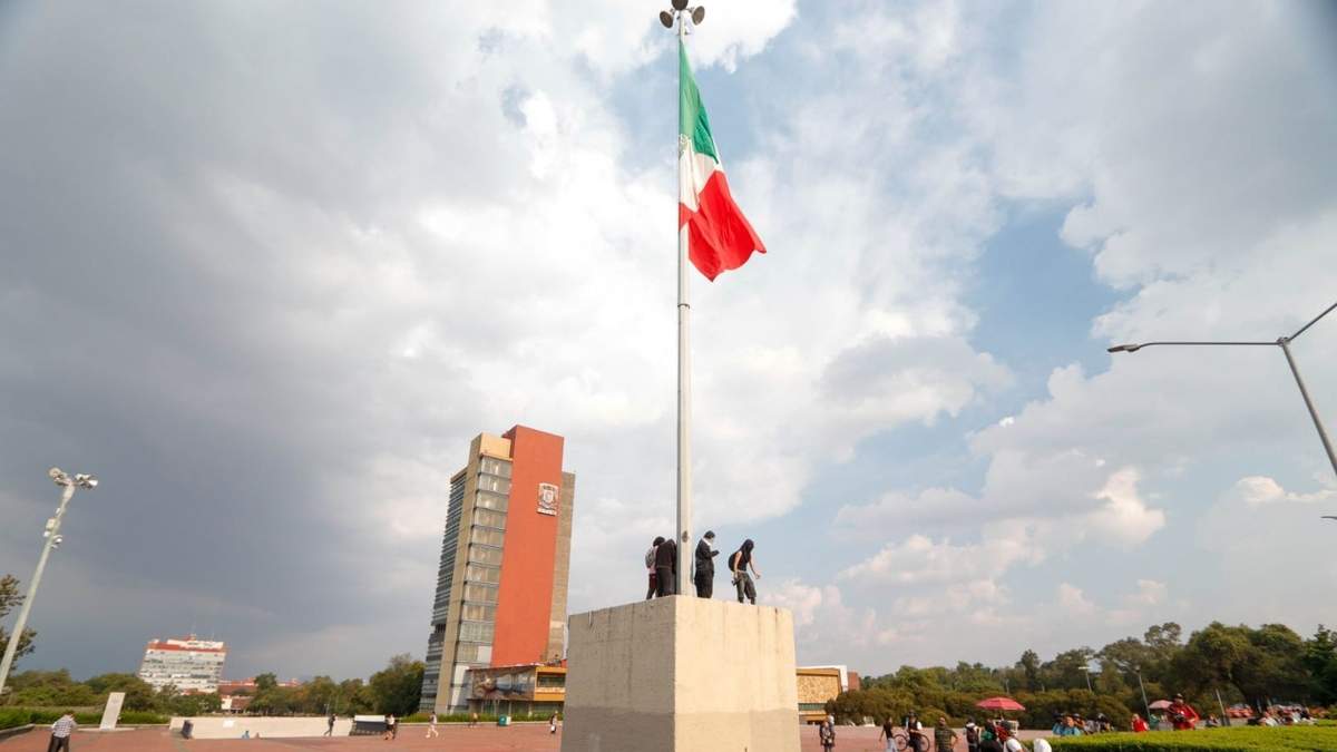Estudiantes y padres de familia del CCH Sur marcharon en una procesión en silencio en CU para repudiar el acto violento en donde murió un estudiante de ese plantel