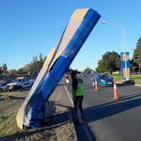 Perdió el control e impactó contra un tótem de velocidad en Neuquén Capital