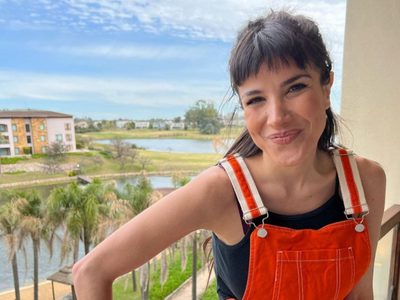 Sin perder su propio estilo: Andrea Rincón marca tendencia con su colección de bikinis