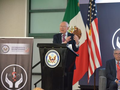 Ken Salazar niega que armas de alto poder traficadas a México provengan del ejército de EU