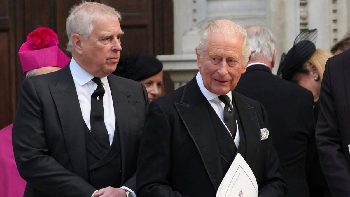 El príncipe Andrés y el rey Carlos III