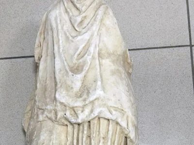 Encuentran una estatua de dos mil años de antigüedad abandonada en una bolsa de basura en Grecia