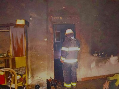 Un incendio consumió una casa en Centenario y sospechan que fue intencional para cometer un robo
