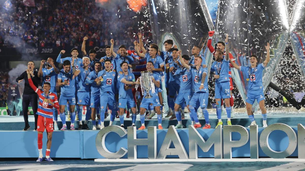 Los cementeros levantan el trofeo