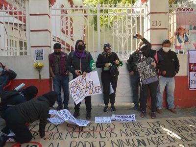 Mujeres pintan sede de Morena para exigir el retiro de la candidatura de Salgado Macedonio