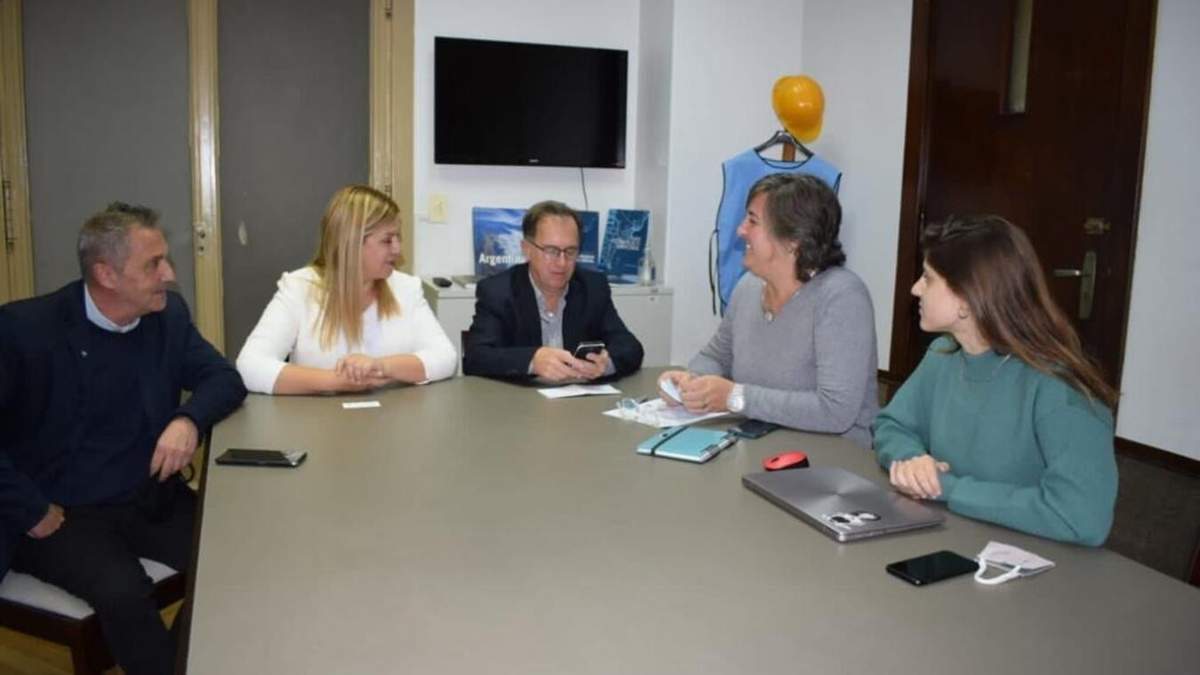 La intendente de Plottier, Gloria Ruiz junto a funcionarios de Nación para proyectar obras conjuntas. Fuente: (Facebook)