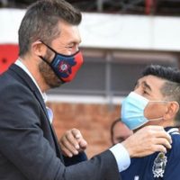 Marcelo Tinelli regresó a sus orígenes como movilero para despedir a Maradona: "Toda la vida"