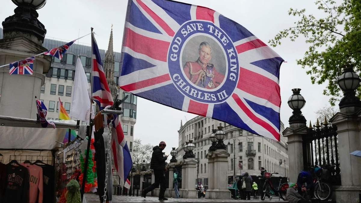 Una bandera con una imagen del rey Carlos III de Gran Bretaña a la venta para celebrar la coronación del rey Carlos III, en una tienda de Londres