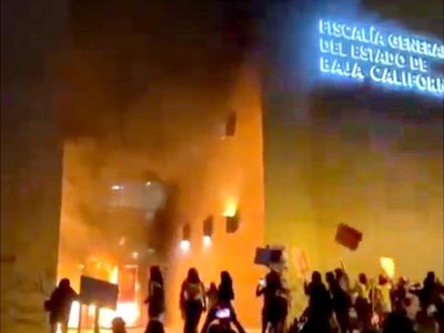 Marchan en Mexicali contra feminicidios y desapariciones; prenden fuego a fiscalía