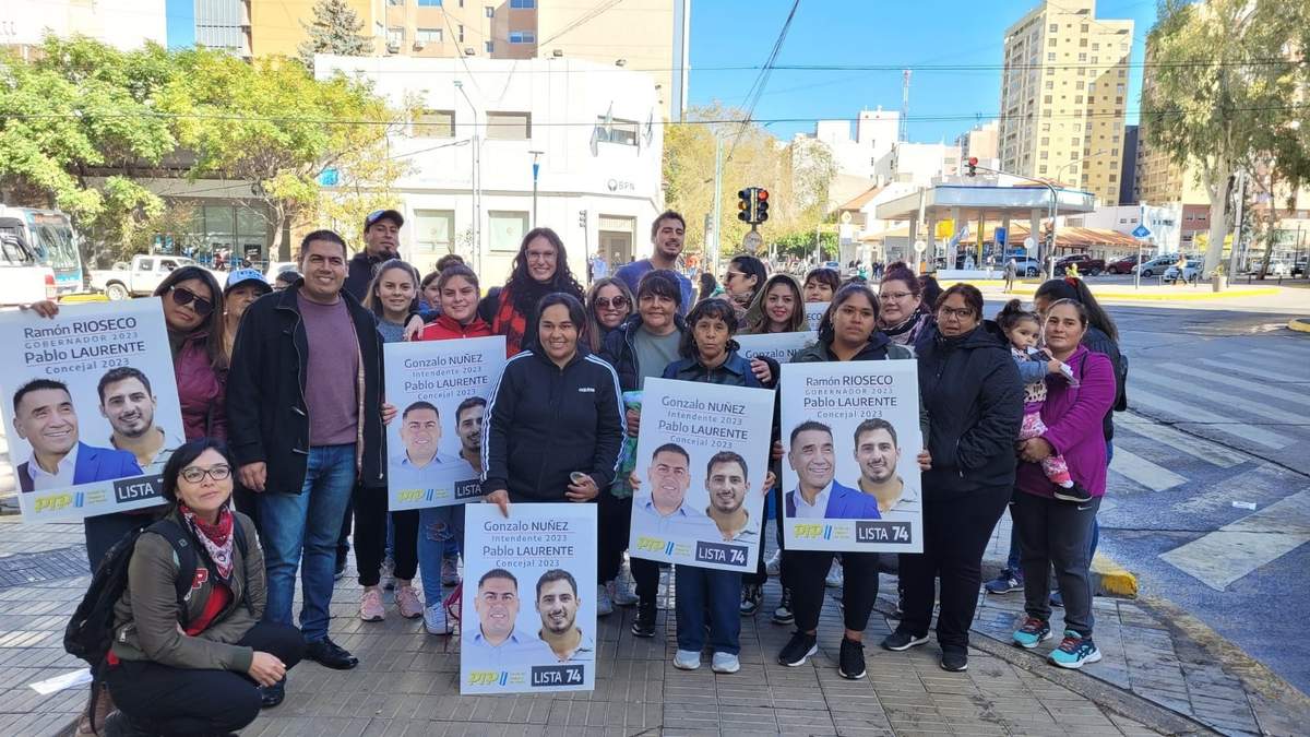 Gonzalo Núñez, Pablo Laurente, Micaela Gomiz y militantes del PTP. Fuente: (Twitter)