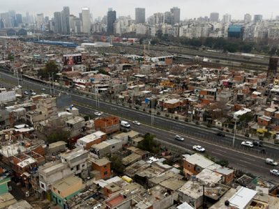 Según el Indec, el 12,5% de los hogares son precarios y el 45,3% no tienen servicios públicos