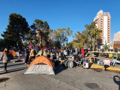 Las organizaciones sociales levantaron el acampe sobre la Avenida Argentina de Neuquén