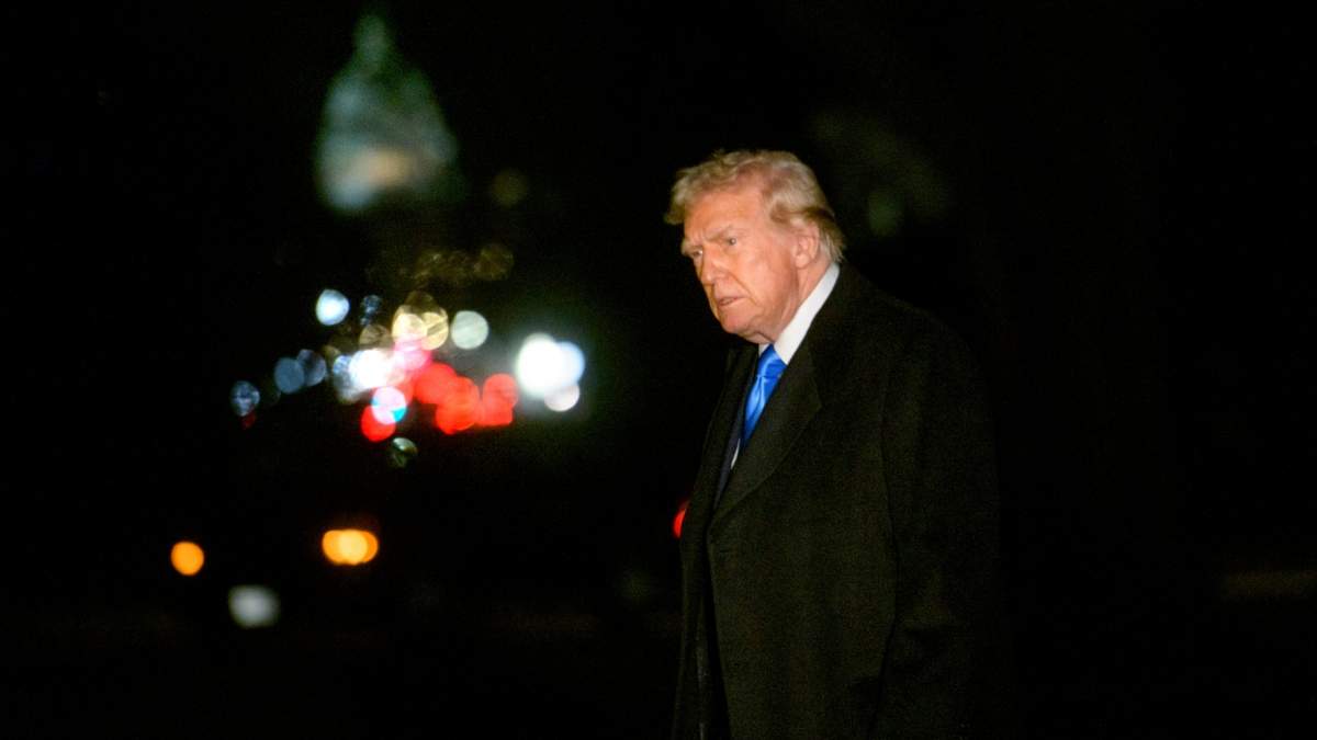 El presidente Donald Trump camina desde el Marine One a su llegada al jardín sur de la Casa Blanca en Washington, el domingo 2 de febrero de 2025