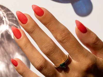 Nail Art con brillo sutil: 5 ideas minimalistas que rejuvenecen tus manos y van con todo