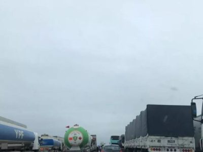 Los transportistas despejaron la Ruta 22, volverán este martes