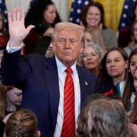 Trump firma orden ejecutiva para excluir a atletas transgénero de deportes femeninos