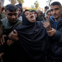 Israel ataca a rebeldes hutíes en la capital de Yemen; jefe de la OMS estaba a ‘metros’ de distancia