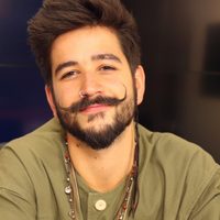 ¡Se molestó Ricardo! Graban a Camilo y Evaluna Montaner haciendo esto en el piso. ¿No es demasiado?