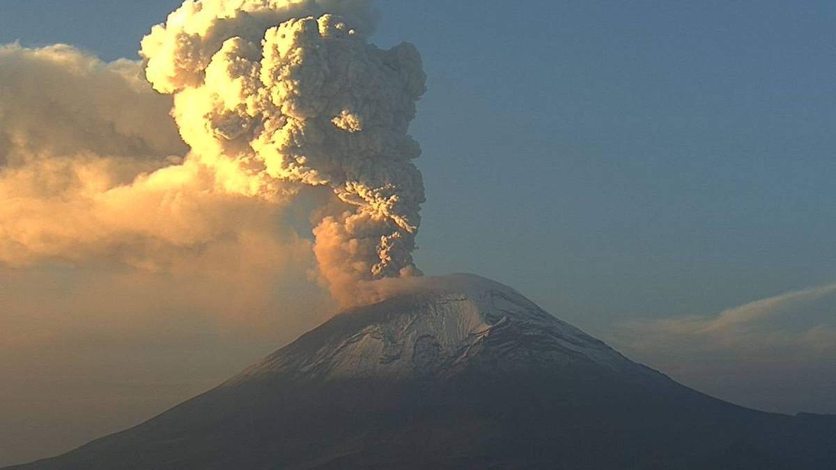 El volcán Popocatépetl mantuvo su actividad durante la madrugada de este martes