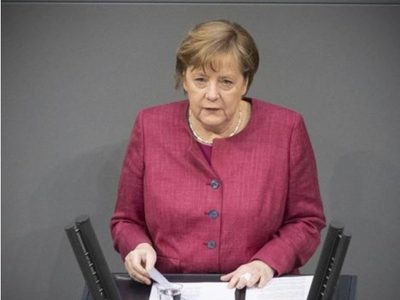 Un eurodiputado es multado por difundir un fotomontaje de Merkel haciendo el saludo nazi