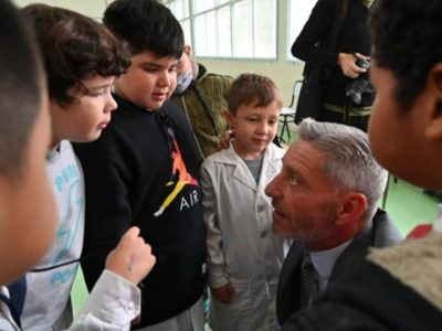 Mariano Arcioni entregó textos a escuelas primarias de Chubut
