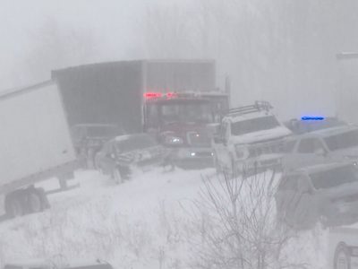 Más de 100 vehículos involucrados en choque múltiple en Michigan durante tormenta de nieve (Video)