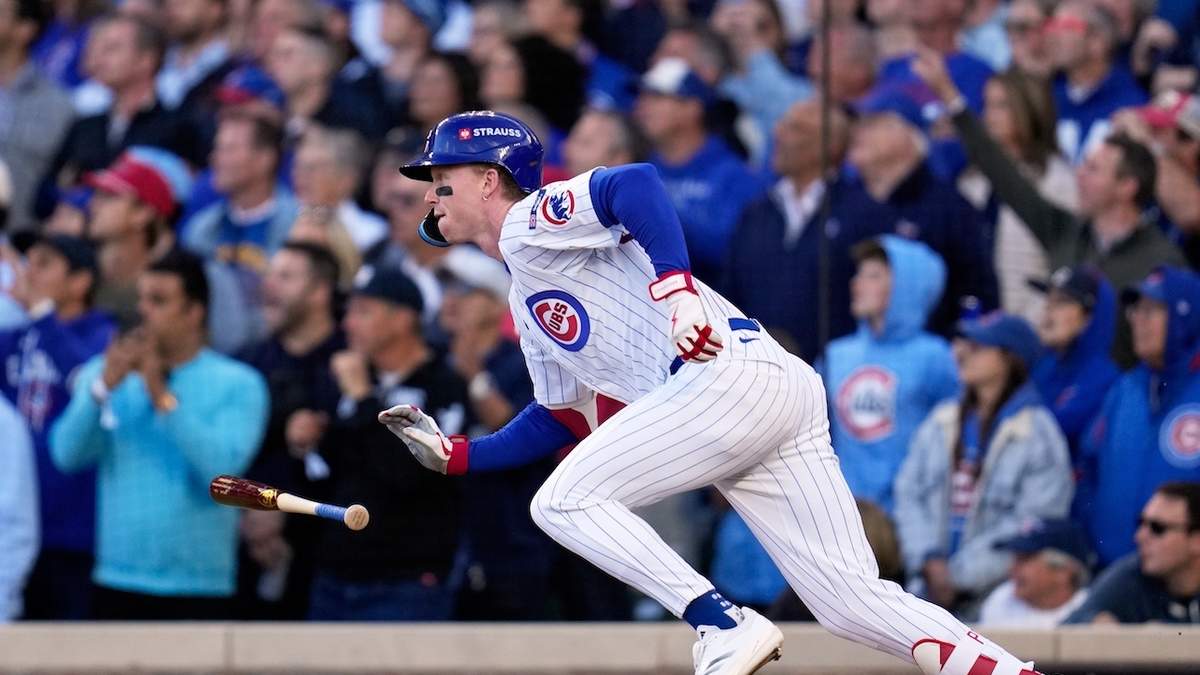 Pete Crow-Armstrong de los Cachorros de Chicago tras batear un sencillo remolcador de dos carreras