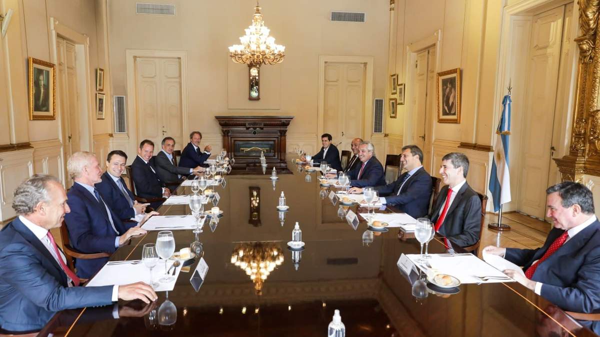 Alberto Fernández junto a las autoridades empresariales. Fuente: (Twitter)