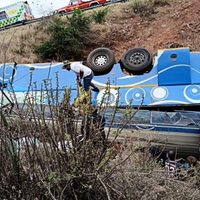 Accidente de autobús en región montañosa de Sudáfrica mata al menos a 42 personas