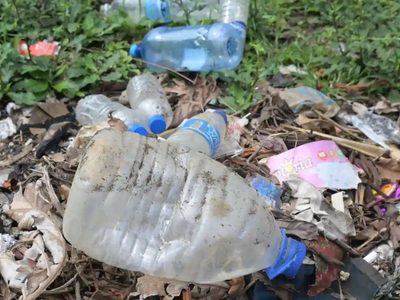 De la erupción del volcán a estar tapada de plástico: el nuevo problema de Tonga