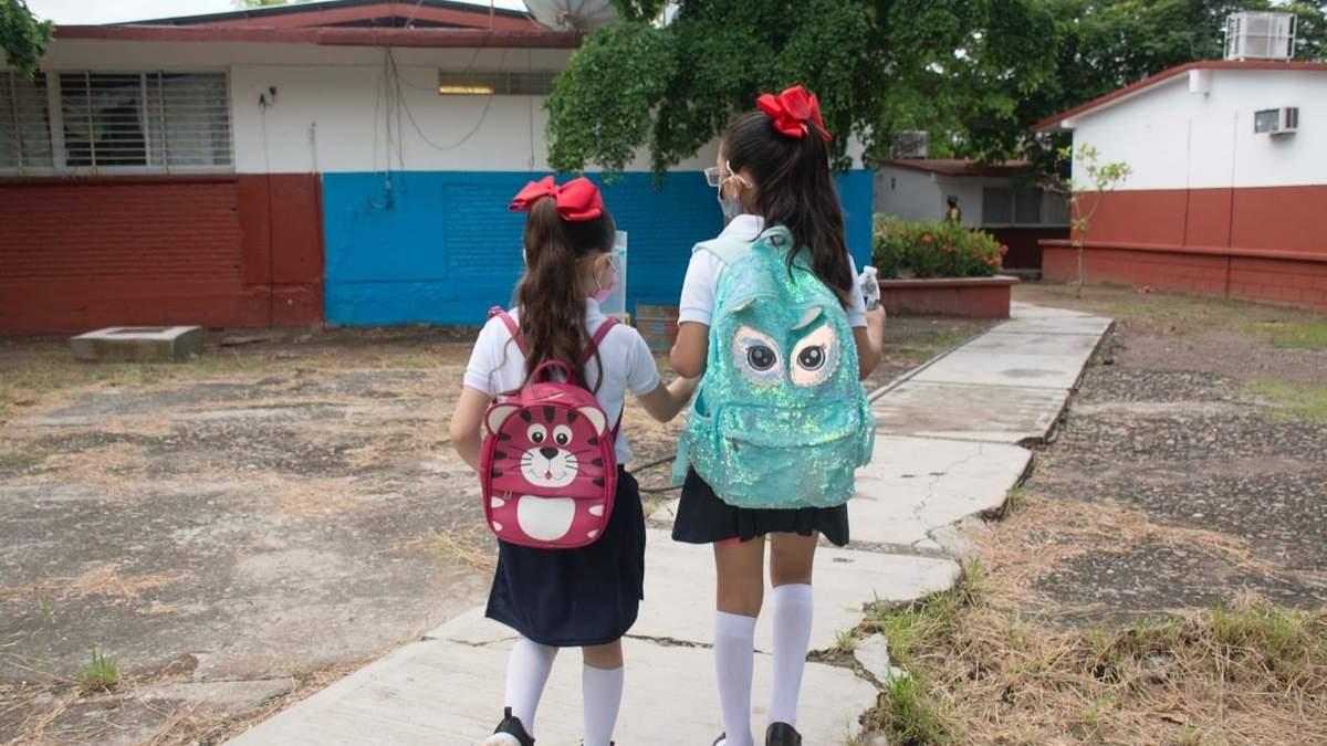 Niñas asisten a la escuela