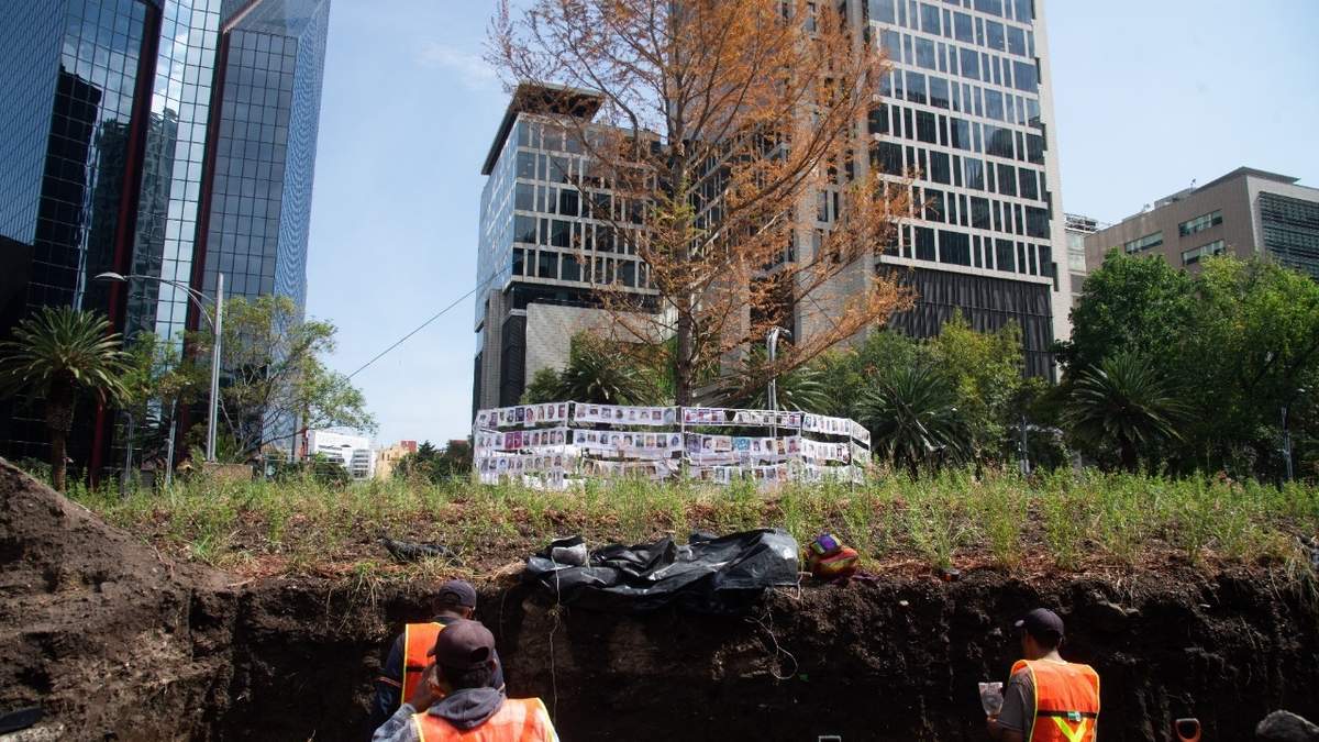Trabajadores continúan con los trabajos de instalación del sistema de riego para el ahuehuete