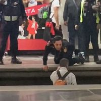 Así rescataron policías a hombre invidente que cayó a las vías en la estación Chabacano del Metro