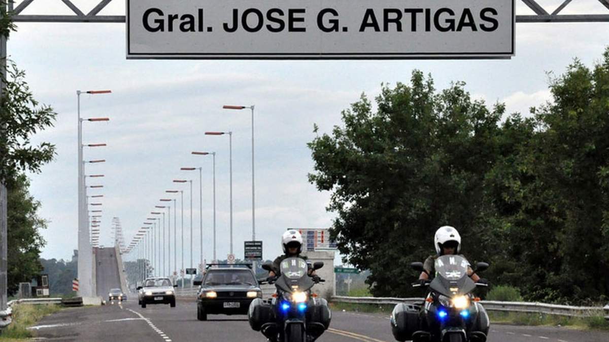 El puente General Artigas une la ciudad argentina Colón (Entre Ríos) con la uruguaya Paysandú. Fuente: (Twitter)
