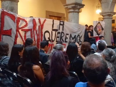 Irrumpen exposición de Francisco Toledo con protesta por desaparición de la artista Frany Arteaga