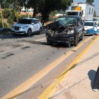 Fuerte choque en avenida Mosconi: un camión, una camioneta y dos ciclistas involucrados