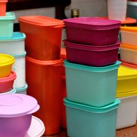 No tires el tupper viejo y rayado que tenés en la cocina: así lo podés convertir en algo hermoso y útil